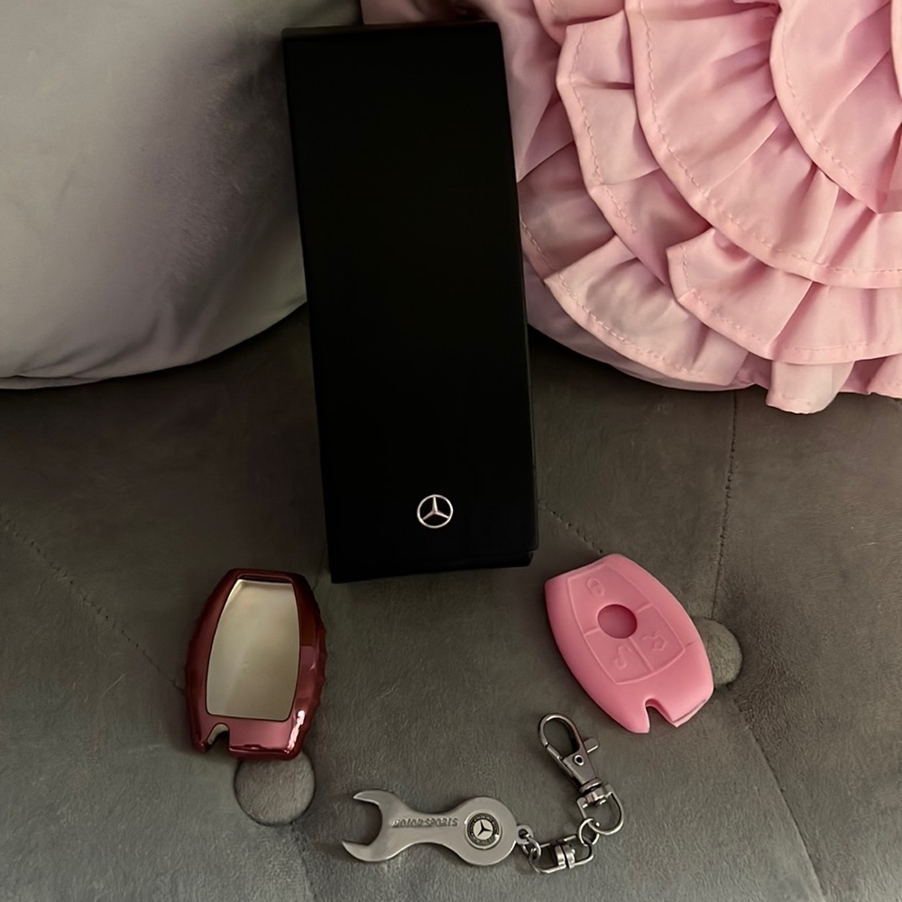 Mercedes-Benz bundle includes sunglass case, keychain and 2 key fob covers.